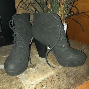 Black heeled boots